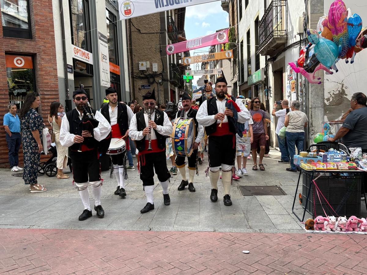 Gigantes y cabezudos animan Cangas del Narcea Gigantes y cabezudos animan Cangas del Narcea