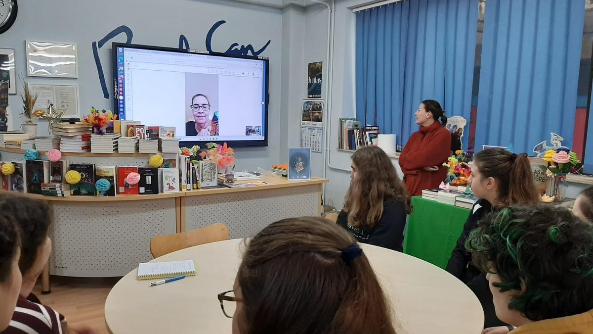 Ana Sanmartín se dirige por videoconferencia a los alumnos del IES de Llanera