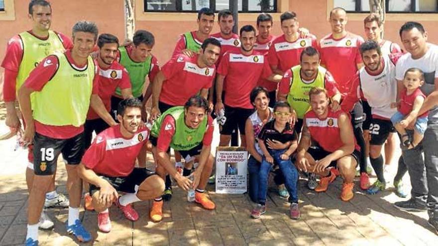 La plantilla del Mallorca entregó ayer a Rodrigo los tapones para luchar contra su enfermedad.