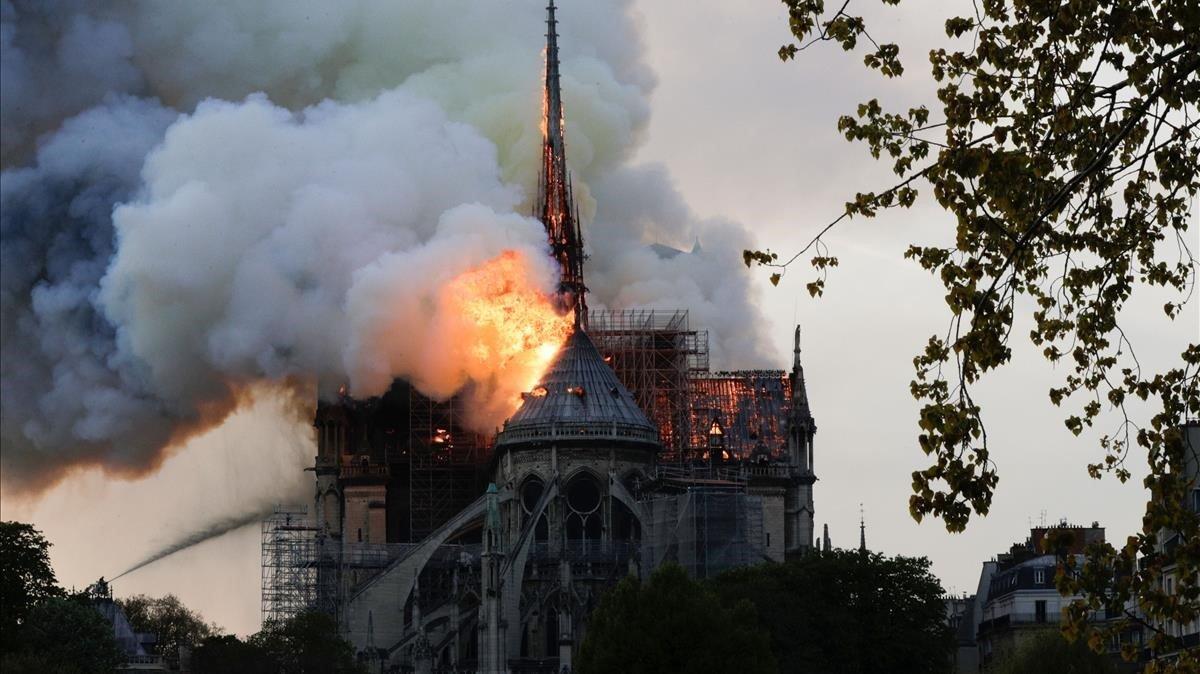 Los bomberos han vinculado el fuego a los trabajos de renovación que se estaban realizando en la iglesia.