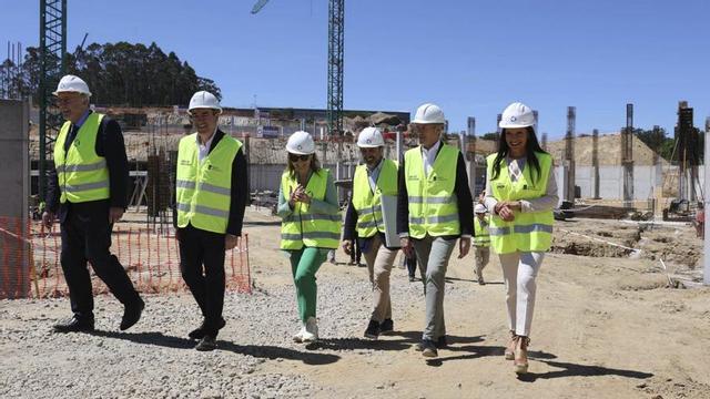 Reigosa, Rodríguez, Mouriño, Rueda y Arévalo, ayer, visitando las obras de Celta360, en Mos. | ALBA VILLAR
