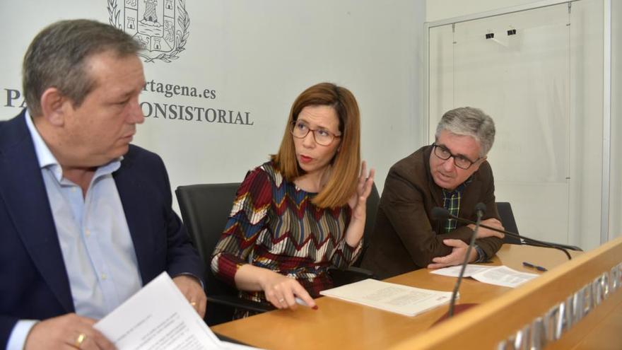 La alcaldesa, Ana Belén Castejón, con los representantes de las asociaciones de vecinos.