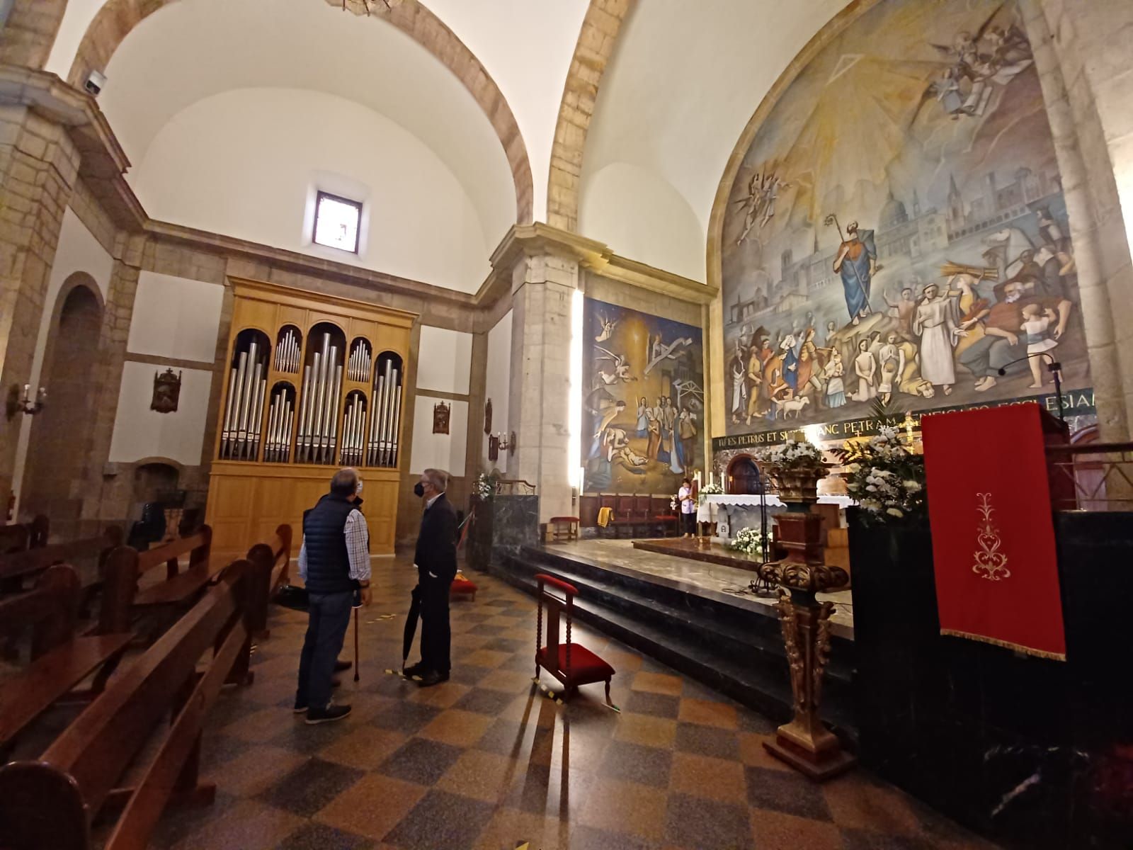 Los otros murales de Siero: la impresionante obra de Casimiro Baragaña en la iglesia de la Pola