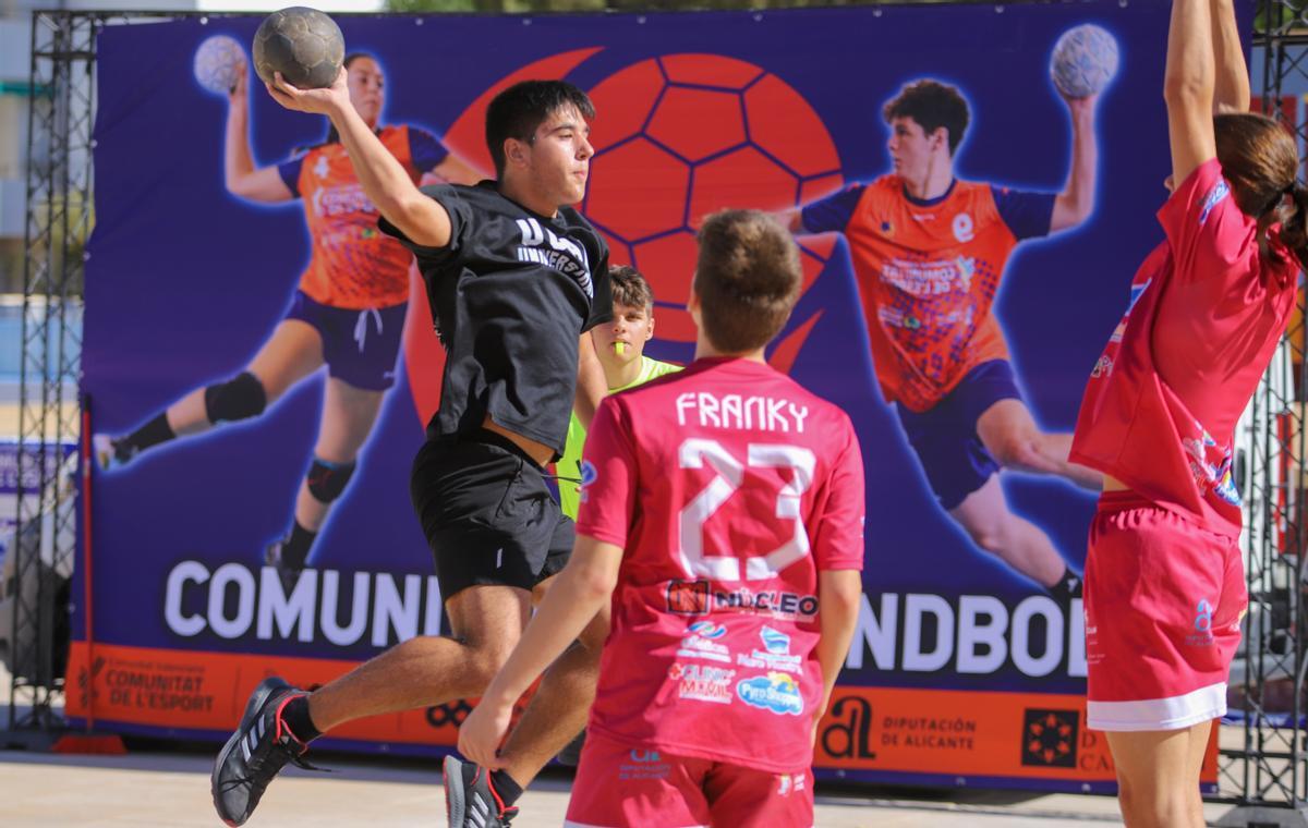 Deportistas de clubes de balonmano de toda la provincia de Alicante, así como de otras modalidades deportivas de la ciudad de Sant Joan d’Alacant no quisieron perderse ‘Handbol al Carrer’.