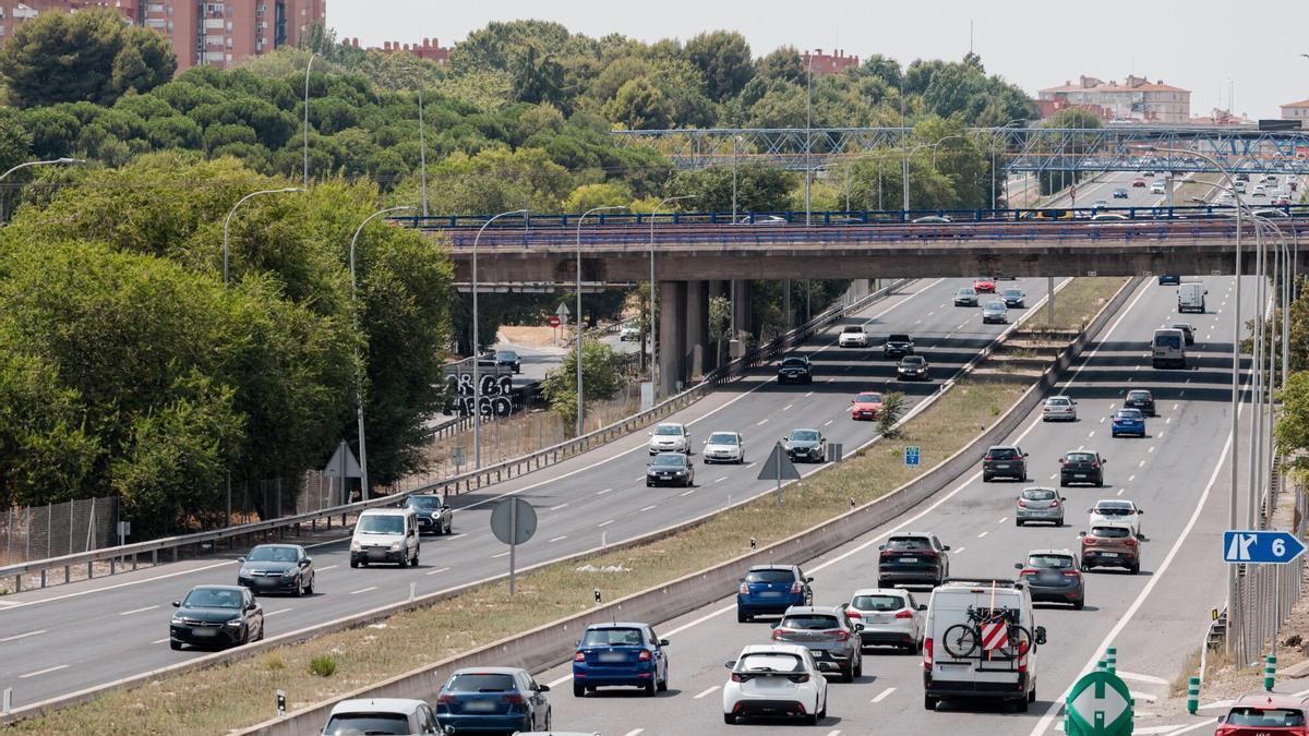 01/08/2025 Varios vehículos en la A3, a 1 de agosto de 2025, en Madrid (España). La Dirección General de Tráfico (DGT) puso en marcha a las 15.00 horas de este jueves 31 de julio la 'Operación Especial 1º de agosto' para la que prevé 6.880.000 movimientos por carretera hasta las 24 horas del domingo 3 de agosto. La DGT cuenta con la total disponibilidad de los medios, tanto humanos (agentes de la Agrupación de Tráfico de la Guardia Civil, personal de los Centros de Gestión de Tráfico, patrullas de helicópteros y personal encargado del mantenimiento de equipos y de la instalación de medidas en carretera), como técnicos (radares fijos y móviles de control de velocidad, además de helicópteros, drones, cámaras y furgonetas camufladas para controlar el uso de móvil y del cinturón de seguridad) para garantizar la seguridad de los ciudadanos en la que se considera la operación salida más importante del verano. SOCIEDAD Carlos Luján - Europa Press