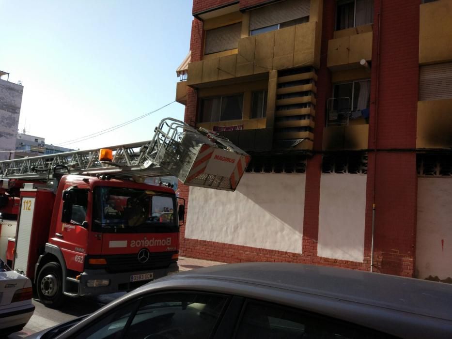 Un herido por inhalación de humo en Torrevieja