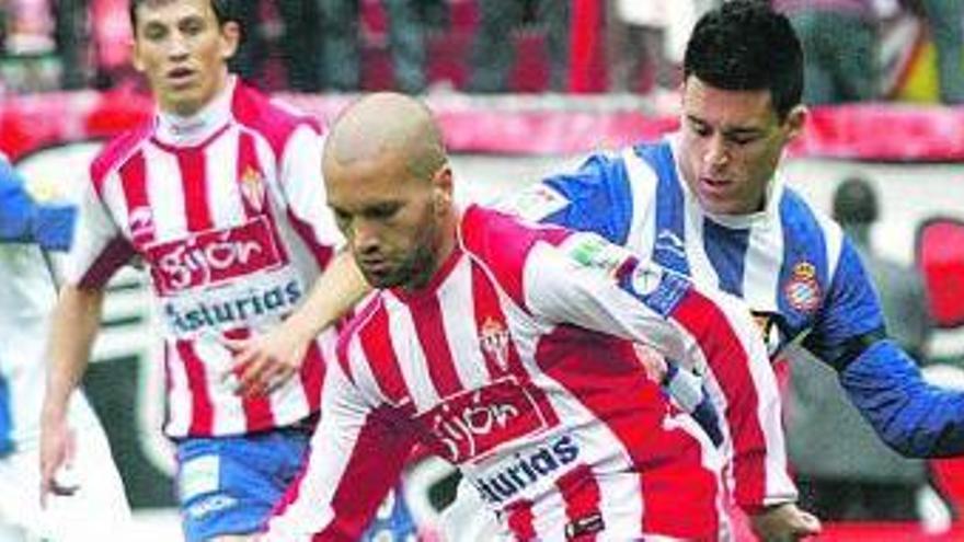 Lora controla un balón presionado por Callejón en El Molinón, ante la mirada de André Castro.