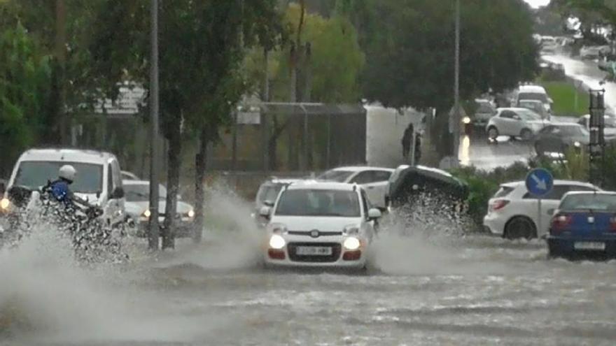 Calles inundadas por la tormenta en la rotonda de Son Moix