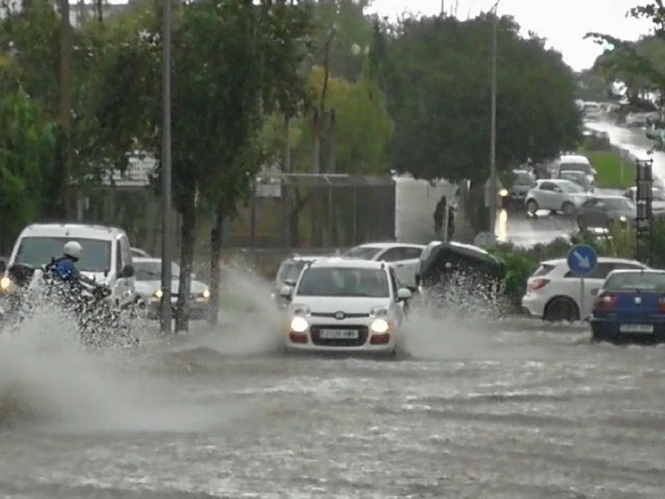 Calles inundadas por la tormenta en la rotonda de Son Moix