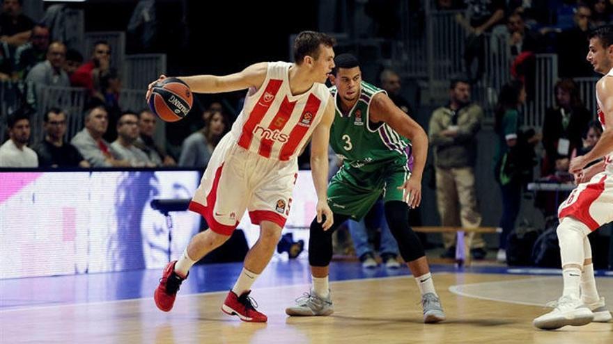 Nikola Radicevic, con la camiseta del Estrella Roja, defendido por Ray McCallum, en el partido de Euroliga.