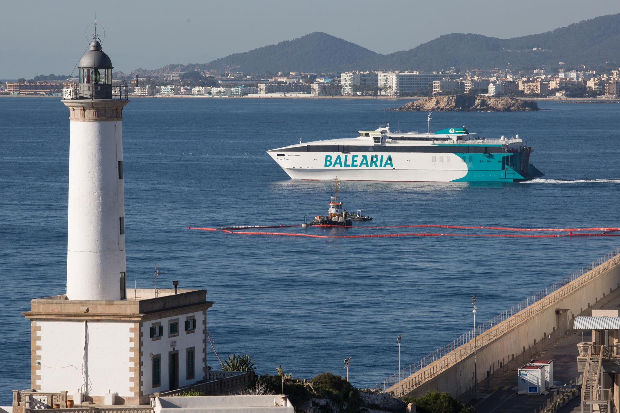 Comienzan los trabajos para reflotar el pesquero 'Charpat Segundo' hundido en Ibiza