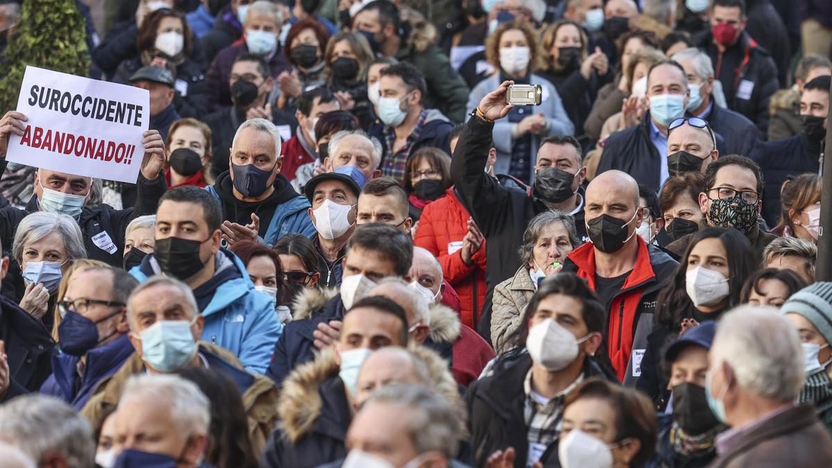 Concentración en Oviedo por el futuro del Suroccidente