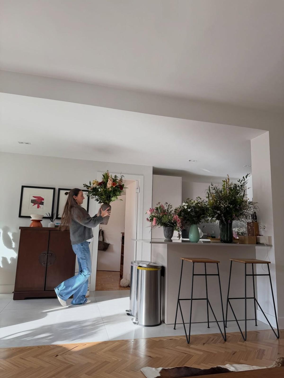 Vista de la cocina del piso de Lucía Pombo y Álvaro López desde el salón