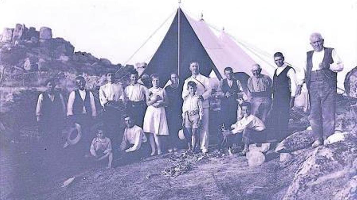 Familia Cabré y el grupo de trabajadores en Las Cogotas, c.1927