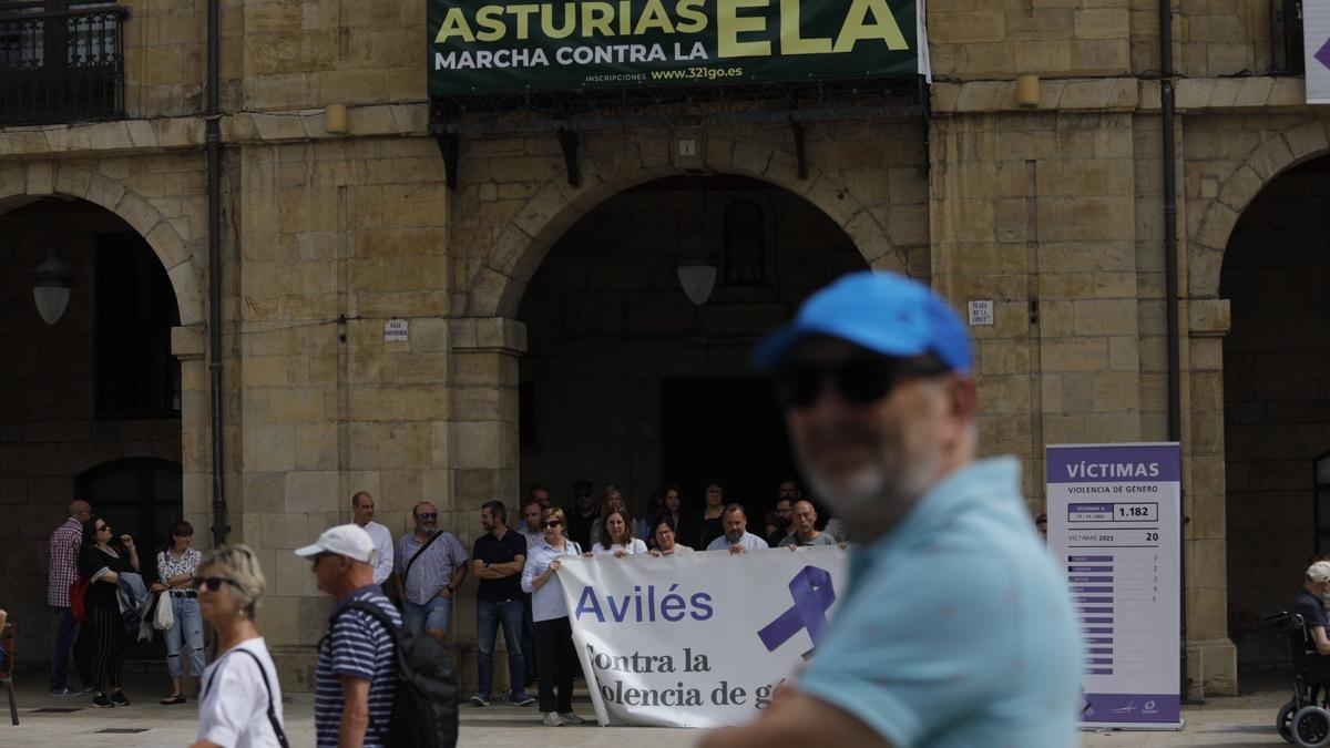 Cartel en el ayuntamiento de Avilés anunciando la marcha contra la ELA