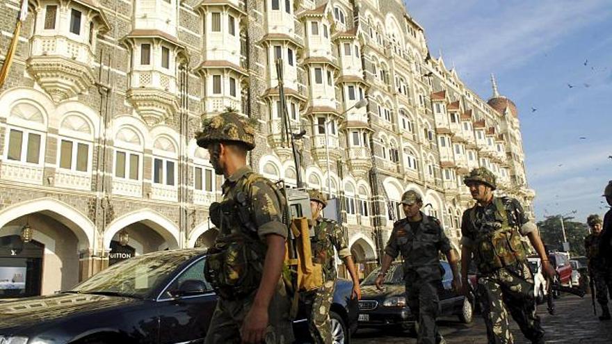 Soldados indios patrullan en las inmediaciones del hotel Taj en Bombay, India,