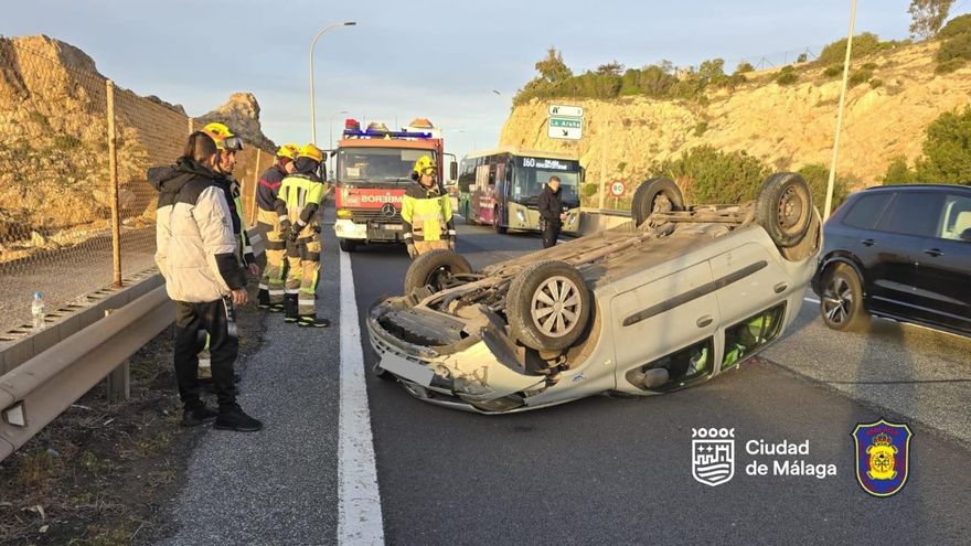 Los bomberos de Málaga intervienen tras volcar un vehículo en La Araña