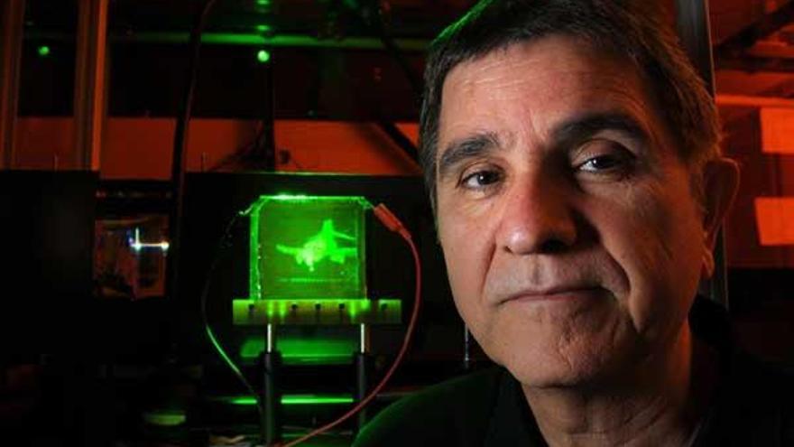 Nasser Peyghambarian, investigador que ha desarrollado este complejo sistema de hologramas.