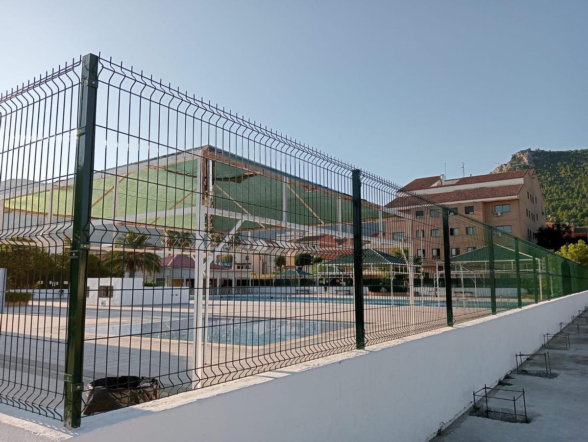 Nueva valla perimetral instalada en el recinto deportivo de Vallada.