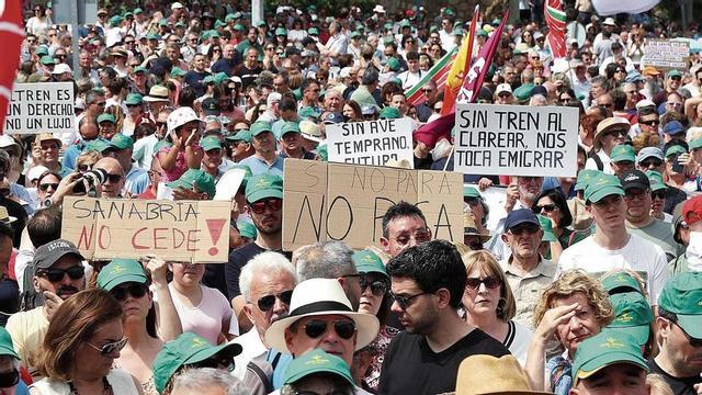 Manifestación celebrada en Zamora de protesta por la supresión de paradas del AVE en Sanabria.