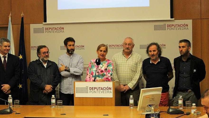 La presidenta Carmela Silva, en la presentación con el director, (segundo dcha.) , entre otros. // Gustavo S.