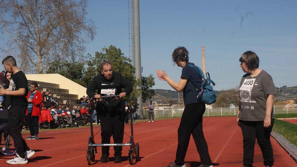 Un atleta en el Encontre d'Atletisme per a Persones amb Diversitat Funcional, en Xàtiva.