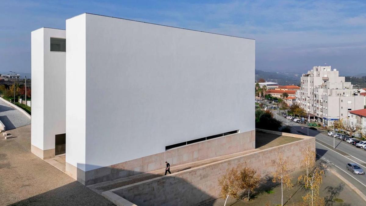 A igrexa de Santa Maria de Canaveses, obra de Álvaro Siza.