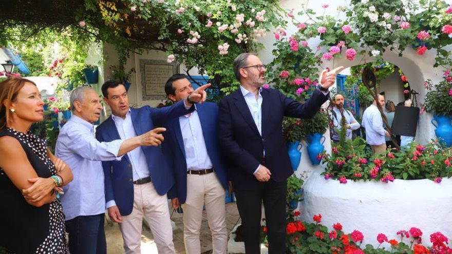 ¿Geranio o gitanilla?: Juanma Moreno, José María Bellido y Adolfo Molina, en el patio de la calle Trueque.