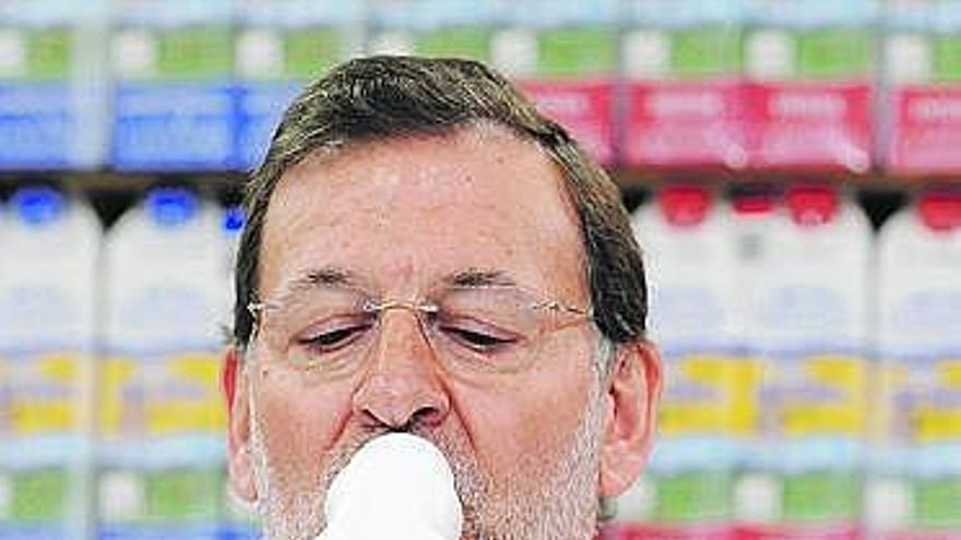 Rajoy pega un buen trago de leche cien por cien asturiana.