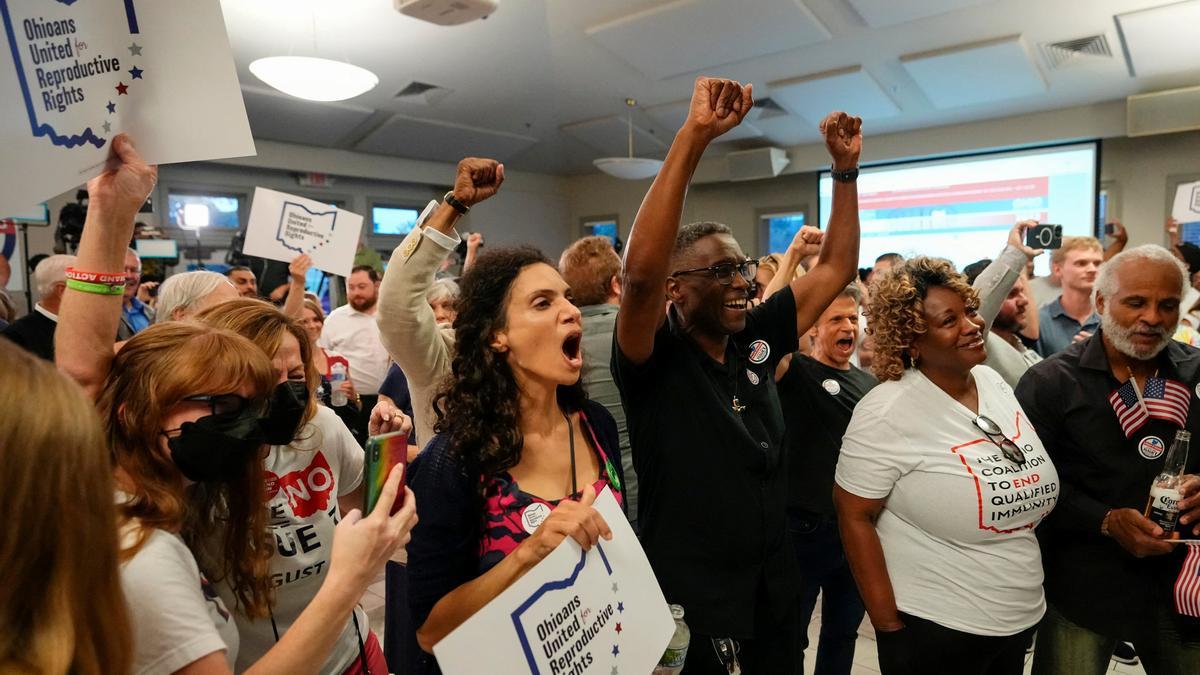 Vecinos de Ohio celebrando el resultado de los comicios