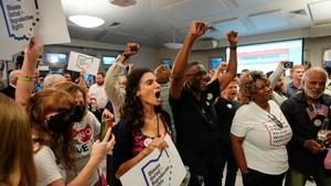 Vecinos de Ohio celebrando el resultado de los comicios