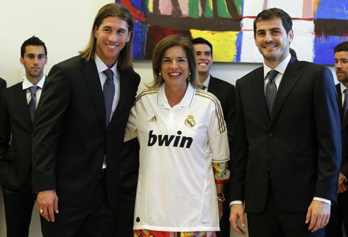 El porter del Reial Madrid, Iker Casillas, i el defensa Sergio Ramos (esquerra) amb l’alcaldessa de Madrid, Ana Botella, durant la recepció de l’ajuntament madrileny a l’equip per la consecució del títol de la Lliga 2011/2012.