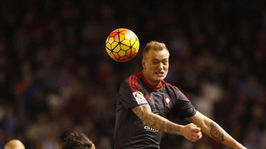 Guidetti cabecea un balón durante el partido disputado ayer en Riazor. // Ricardo Grobas