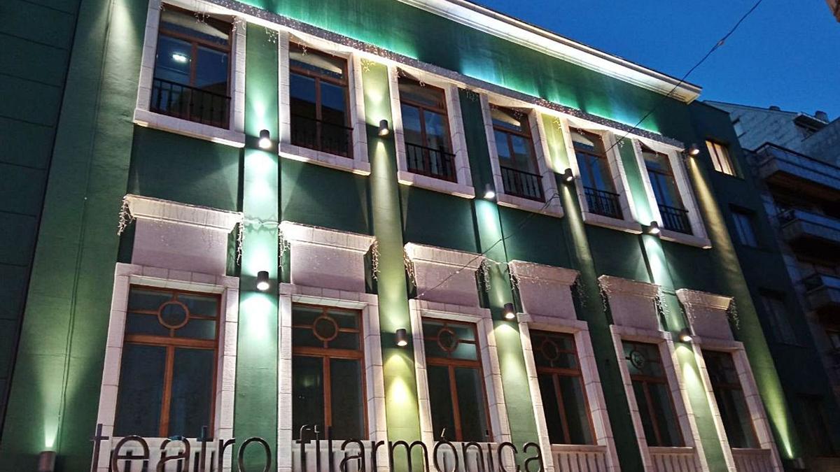 La fachada del Filarmónica, iluminada durante las pruebas de la nueva instalación. | LNE