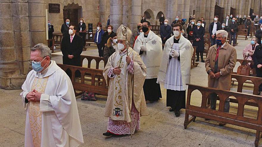 El obispo con clero y fieles asistentes a la misa de Domingo de Pascua que cierra la Semana Santa en la catedral.   | // IÑAKI OSORIO