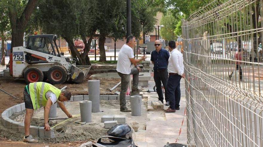 Vila-real renueva la plaza del Labrador e incorpora cuatro mesas