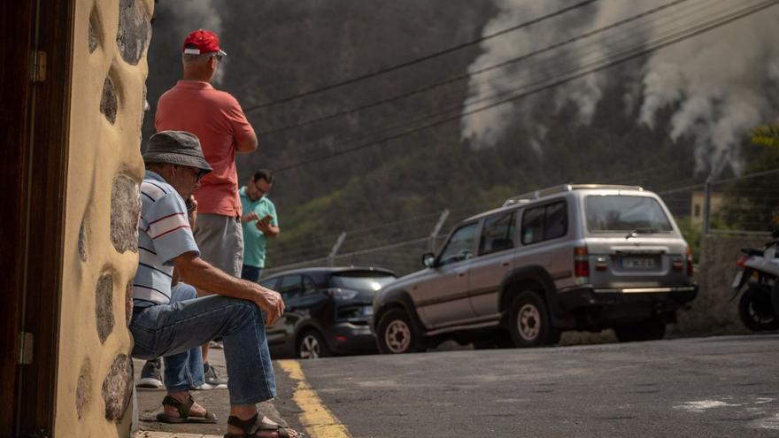 Vecinos siguen la evolución del incendio en los altos de La Orotava.