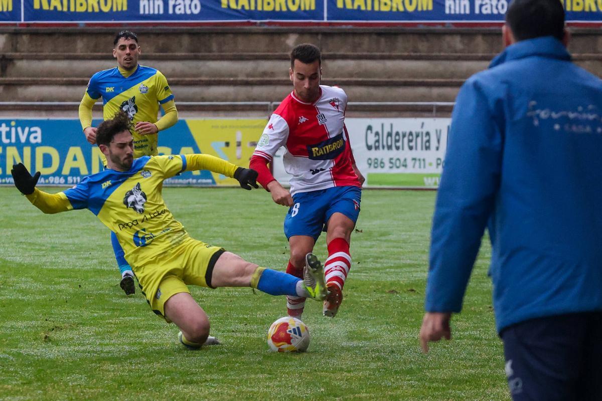 Las imágenes del derbi de O Salnés entre Arosa y Cambados en A Lomba