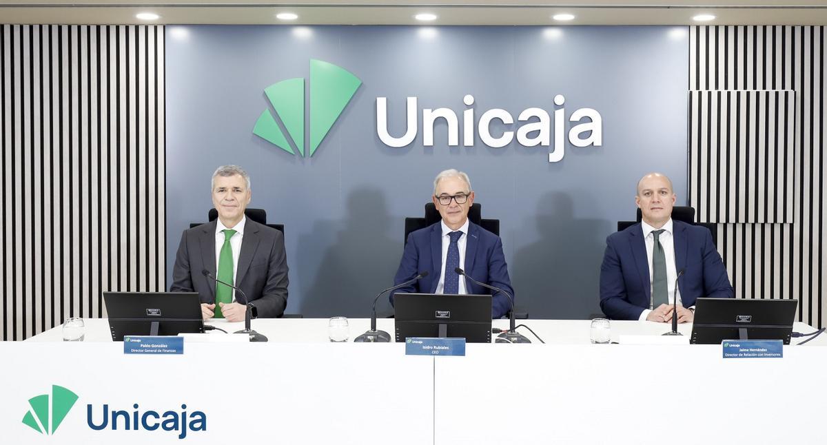 De izquierda a derecha, Pablo González (director general de Finanzas), el CEO de Unicaja, Isidro Rubiales, y Jaime Hernández, director de Relación con Inversores, en la rueda de prensa de presentación de resultados, celebrada este martes en Madrid.