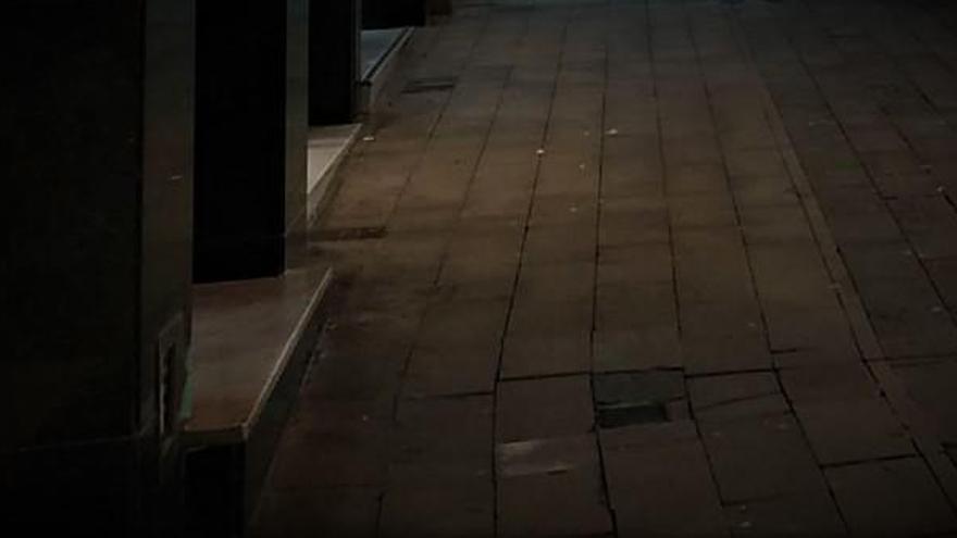 El paviment del carrer Girona a les fosques.