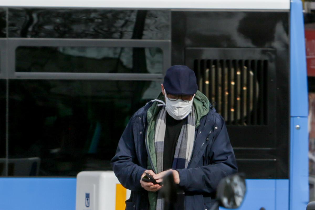 Un hombre lleva con mascarilla para protegerse del coronavirus.