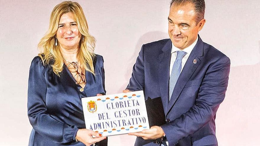 Antonio Peral entrega la réplica de la placa a María Teresa Vila.