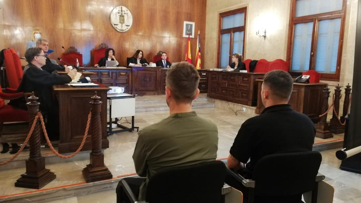 El profesor de baile y su novio durante el juicio celebrado en la Audiencia de Palma.