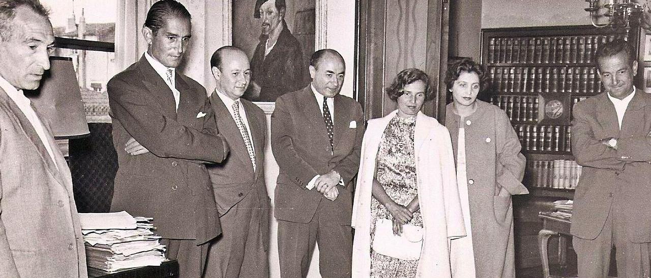 M. Colmeiro, M. Cerezales, X. Díaz Jácome,V. Paz-Andrade, Carmen Laforet e unha parella amiga nas dependencias de FARO  (5-VIII-1962).