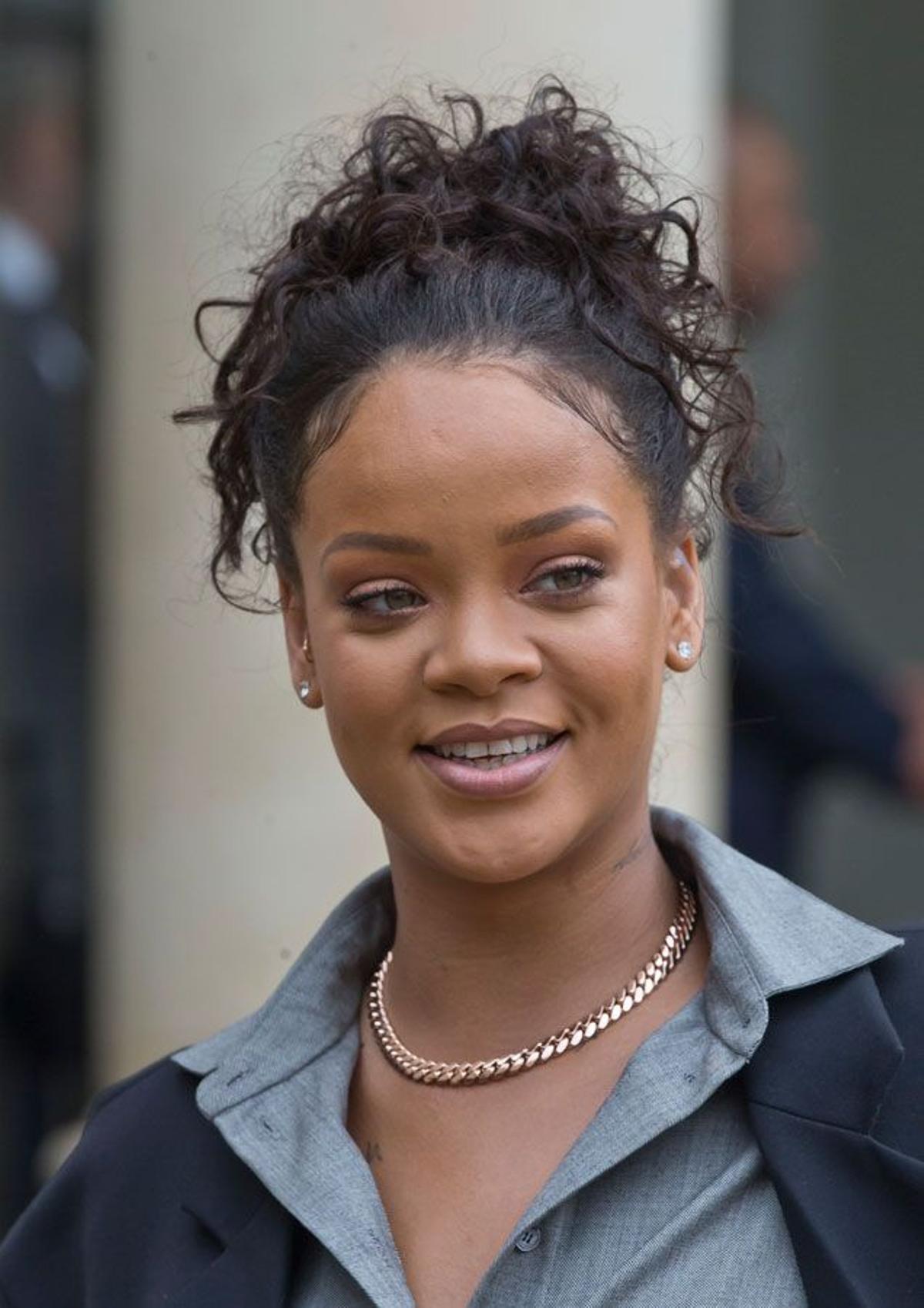 Detalle del look de Rihanna con traje de chaqueta en el Elíseo francés