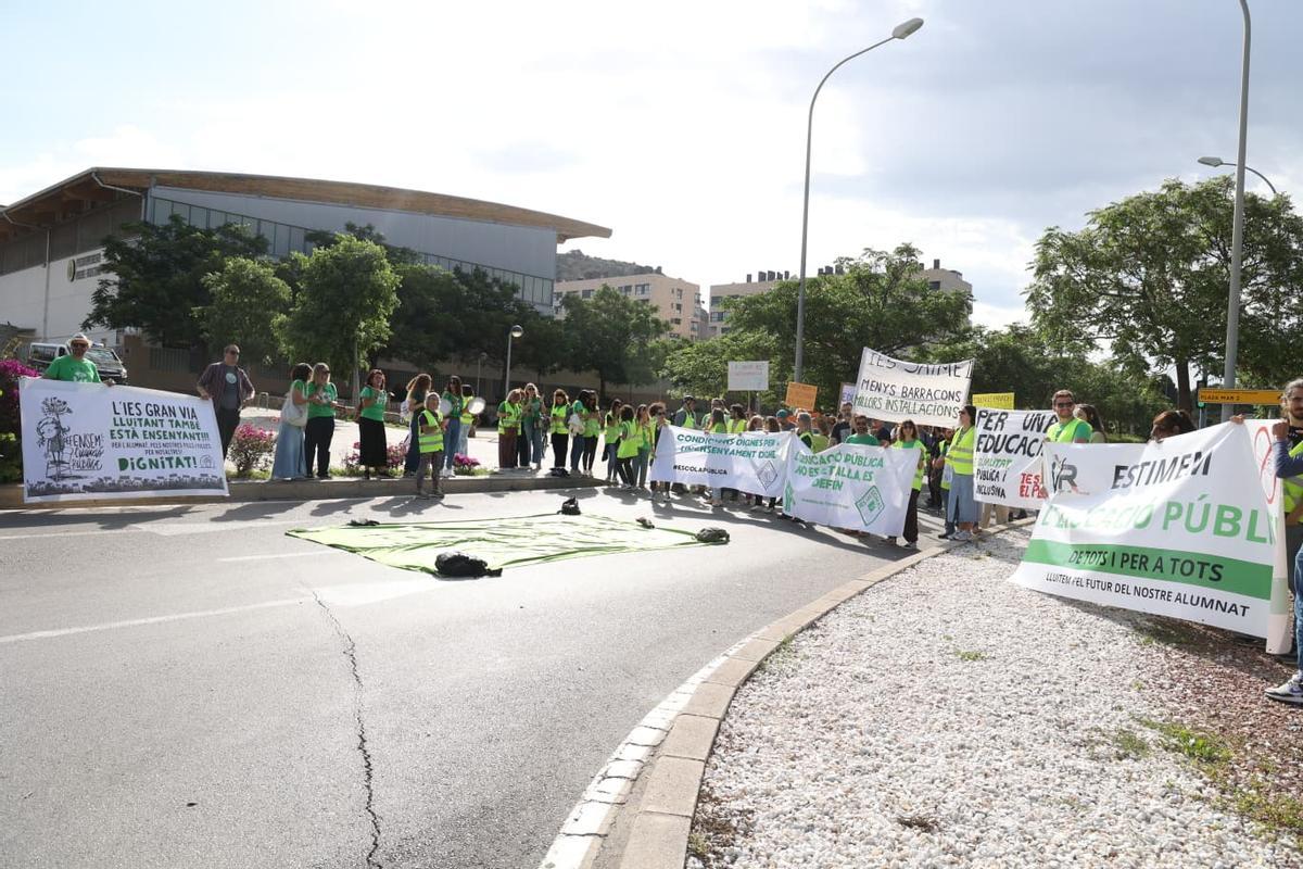 Huelga de docentes en Alicante: la manifestación llega a la Avenida de Dénia