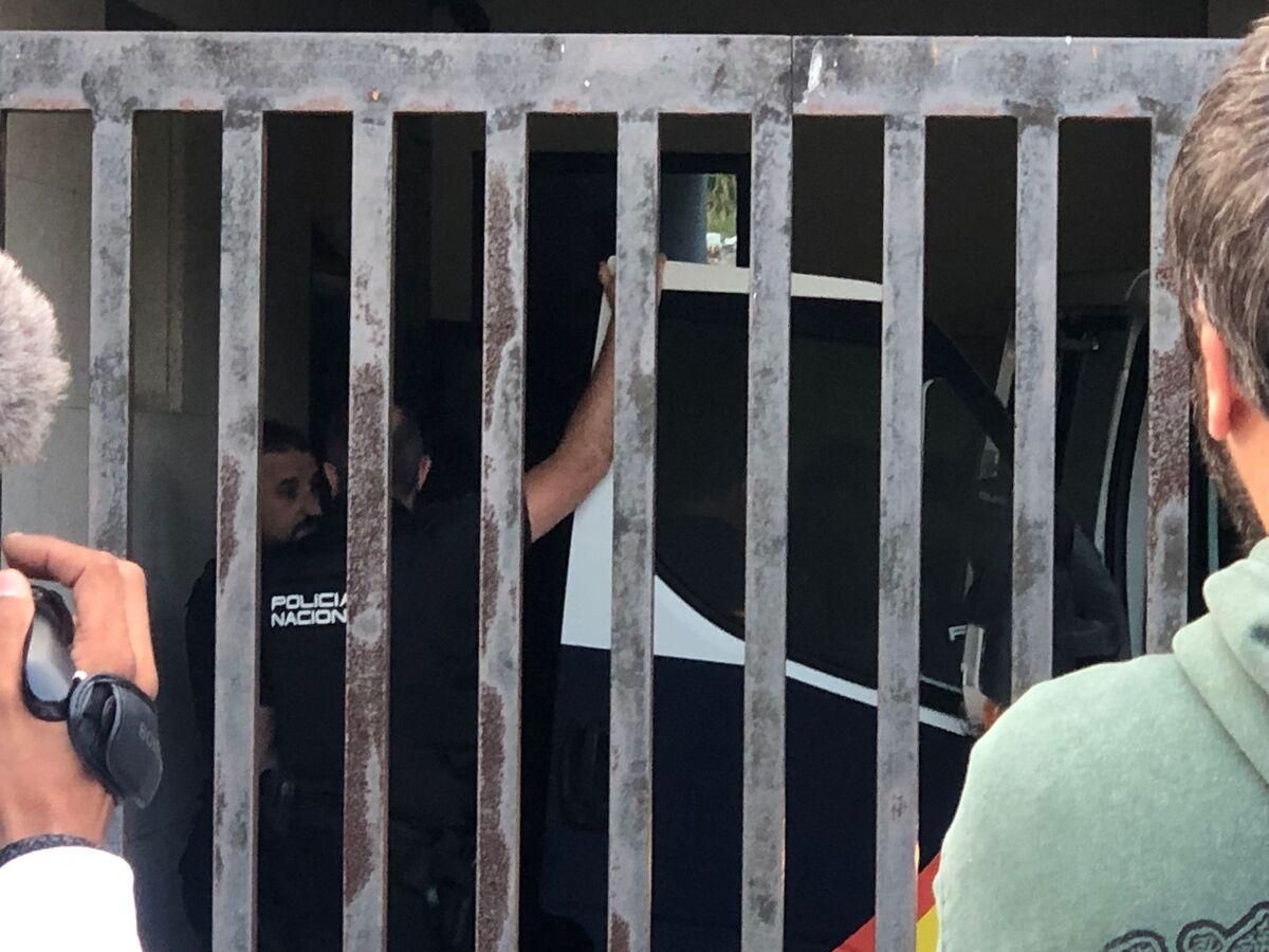 Llegada a los juzgados de Ribeira de los detenidos en la pelea mortal de Artes