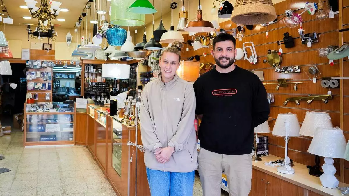 Carbón Radio, una tienda con más de 70 años en la que nació la televisión en Vigo