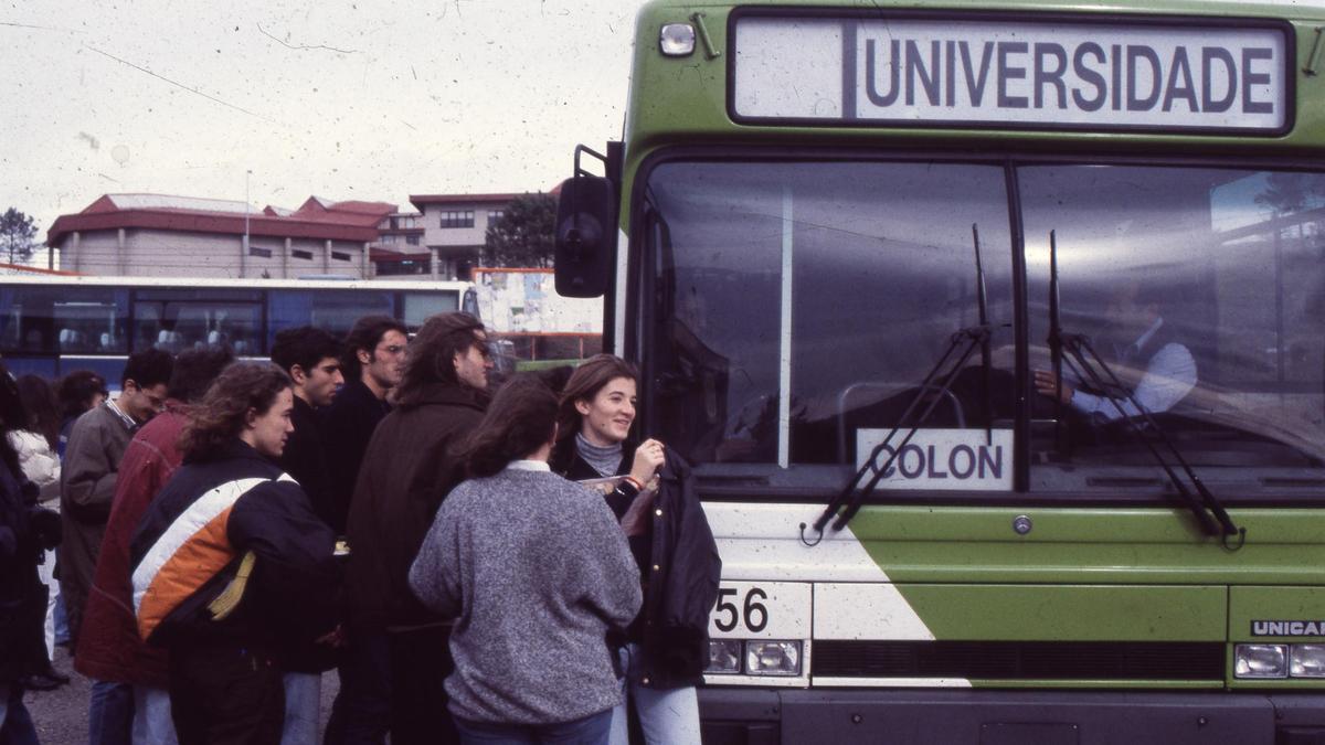 Estudiantes universitarios suben  a un autobús urbano  en  Vigo en el año 1996.