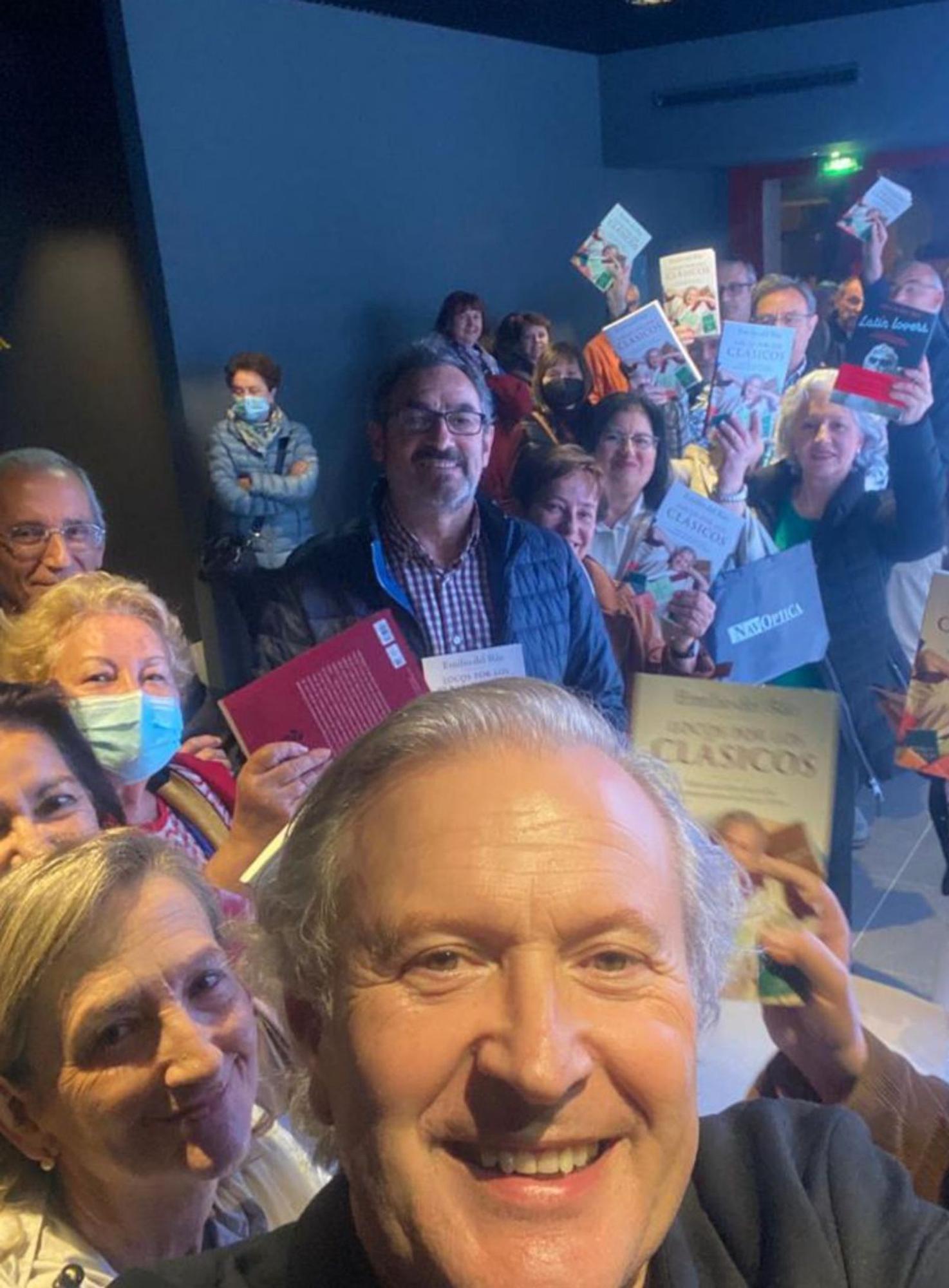 Emilio del  Río rodeado de «fans», durante la concurrida firma de libros en el hall del Club Prensa Asturiana. | Lne
